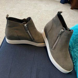 Steve Madden size 10  wedge sneaker gray suede